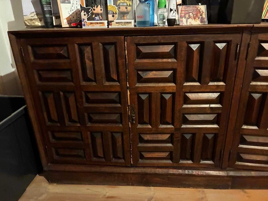 Armário estante com design geométrico