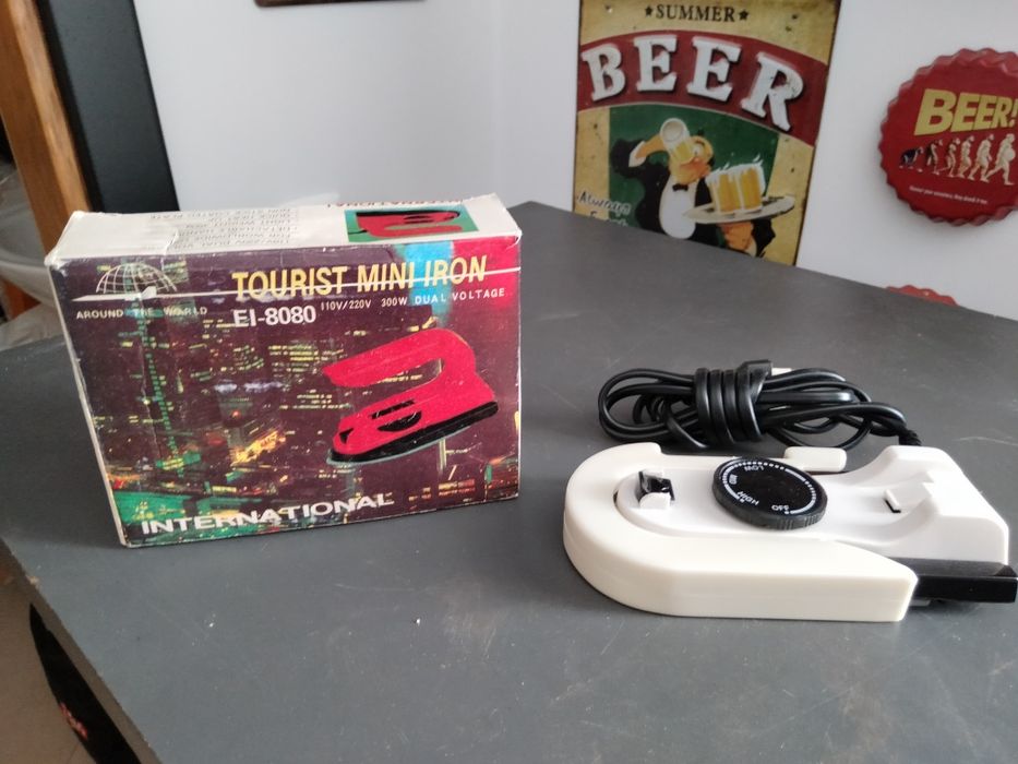 Dois ferros  de engomar de viagem