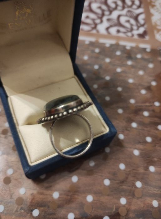 Срібний перстень із лабрадоритом.