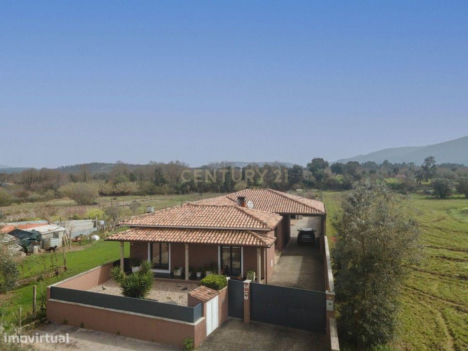Moradia T3 terréa em bom estado com piscina,jardim,anexo,arrumação,qui