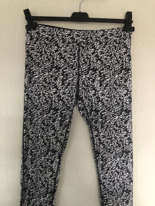 Czarno-białe leginsy sportowe3/4 nike