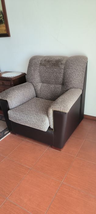Poltrona Confortável em Tecido Mesclado e Couro Sintético Castanho