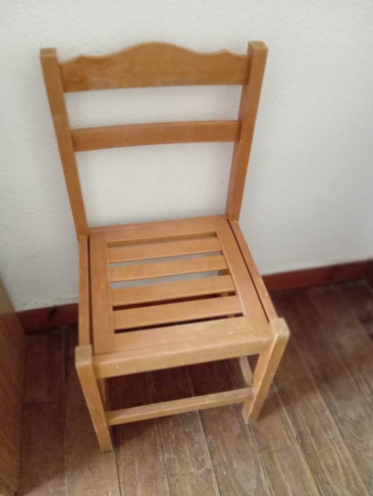 Mobilia de quarto, pinho, bom estado, cama, roupeiro, cadeira, mesa de cabeceira