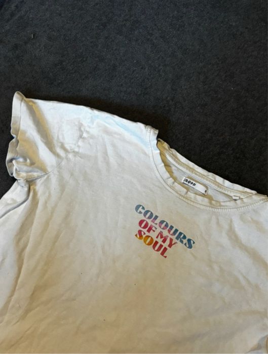 biały t-shirt z kolorowym nadrukiem na plecach