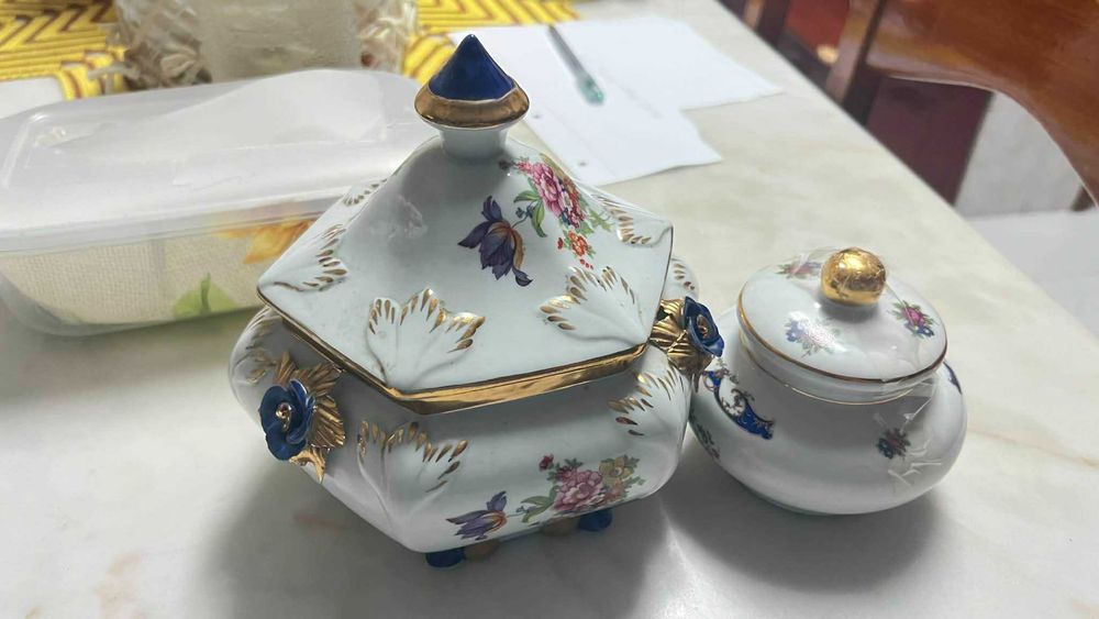 Jarras de cerâmica azul branco e dourado