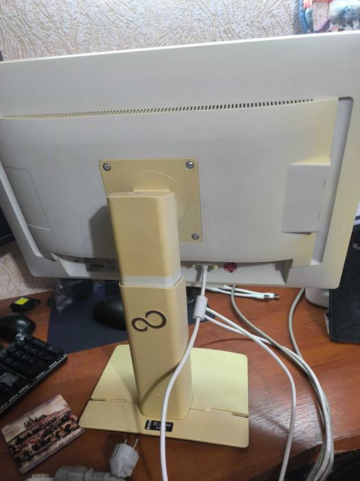 Монітор 22" Fujitsu B22W-6 з колонками та поворотним екраном