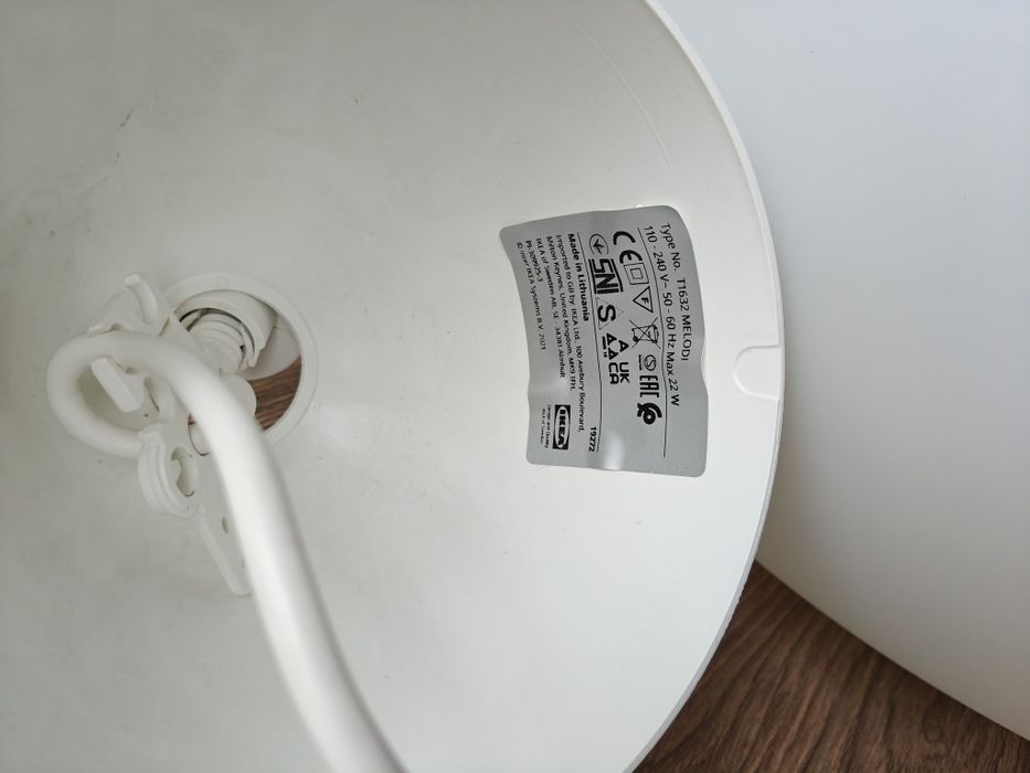Biała lampa IKEA