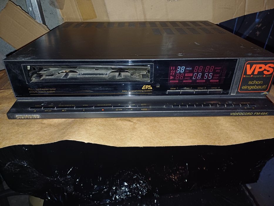 magnetowid VHS marki VIDEOCORD, model FM484.