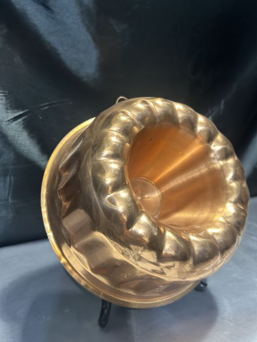 Miedziana Foremka na Babkę – Elegancka, z Kółeczkiem do Zawieszenia