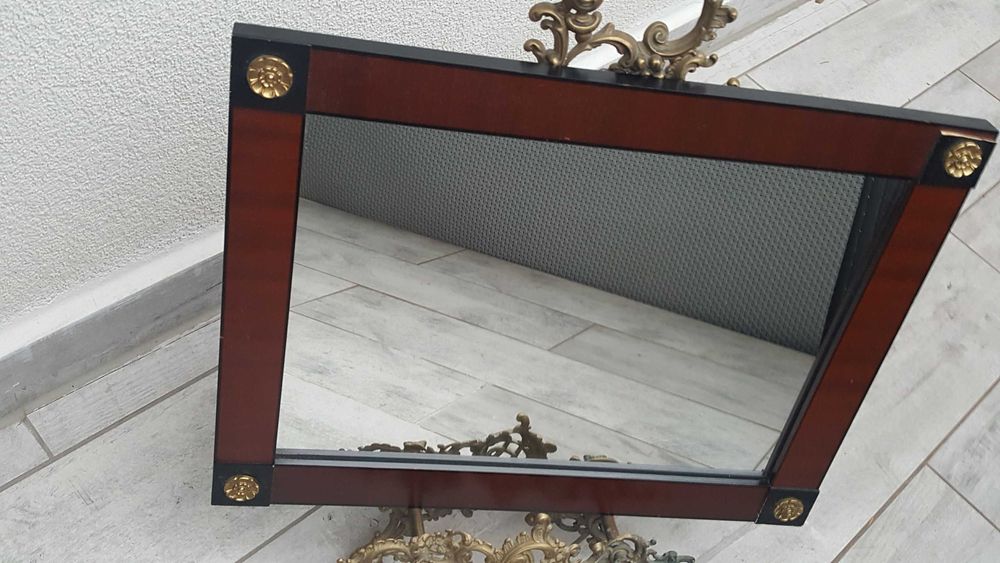 Lustro w drewnianej ramie