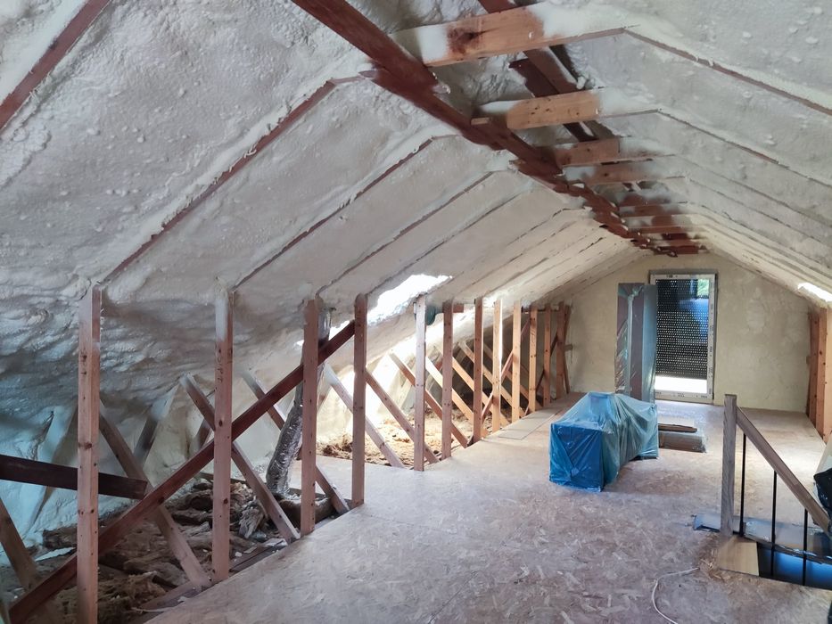 Ocieplanie pianą PUR izolacje natryskowe poddasze fundament pianka