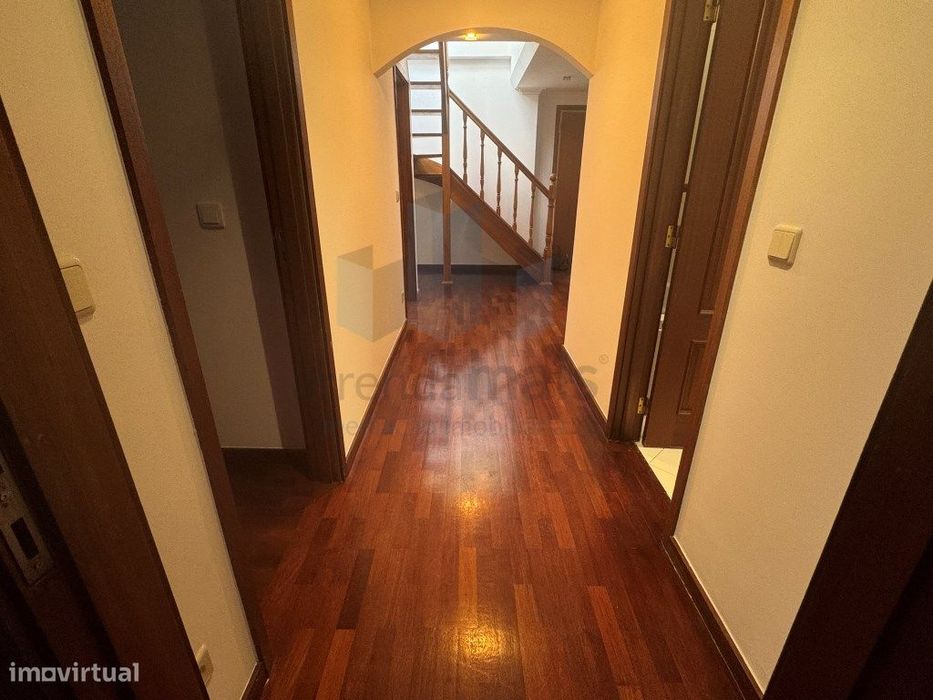 Arrenda-se excelente T3 em ultimo piso com terraço de 120m2 em Celas