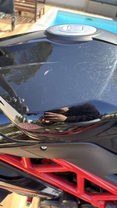 Benneli bn125 preta e vermelha