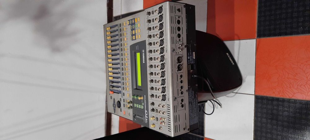 24-канальны цифровой микшер Yamaha 01 V