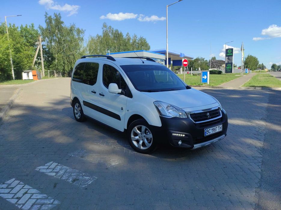 Автомобіль Пежо Партнер.