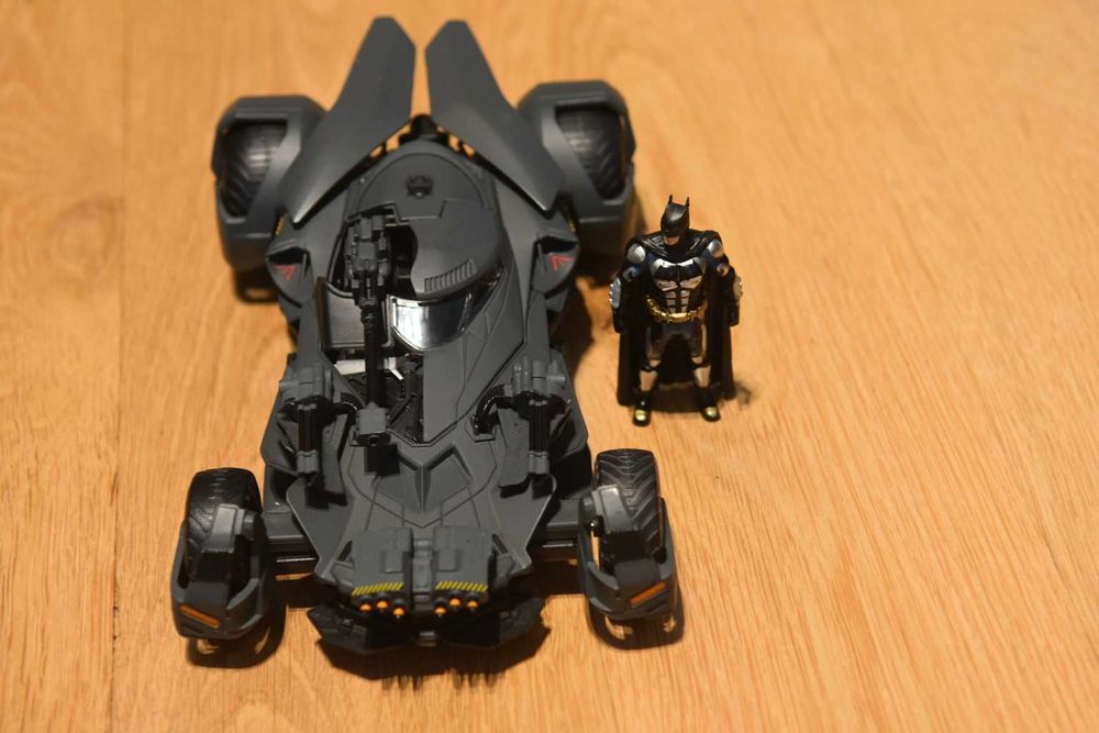 Batmobile Justice League Diecast 1/24 z figurką Batman od Jada Toys!!!