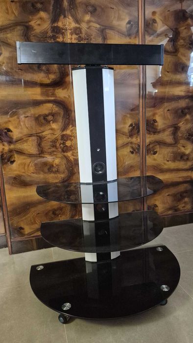 Mobilny stolik pod telewizor