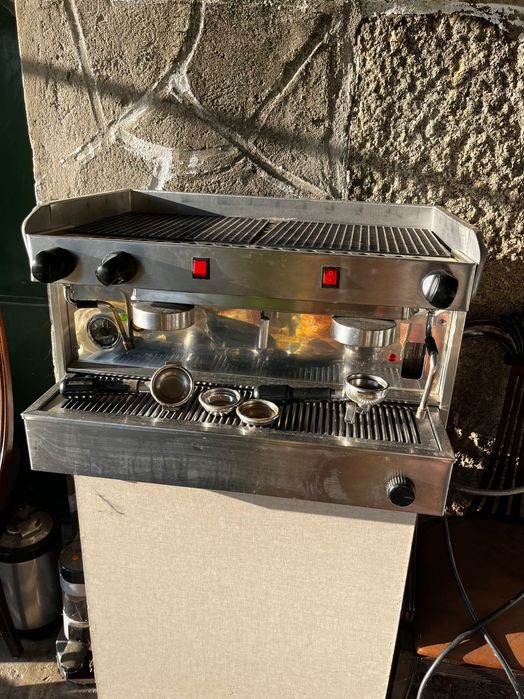 Máquina de Café Expresso Profissional 2 Grupos + Moinho + Filtro de Água