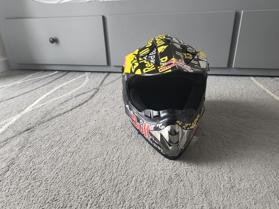Kask dziecięcy z okularami.