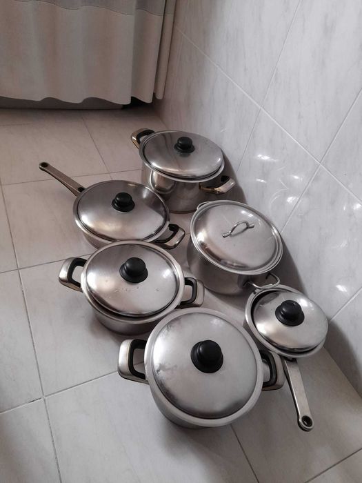 Fogão e conjunto de panelas