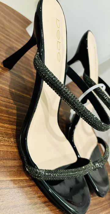 Sandalias pretas. Marca Bebe. Tamanho 9 (40). Novas.