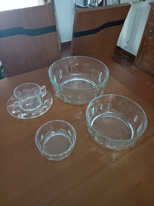 Serviço de sobremesa e conjunto chá tudo a condizer.