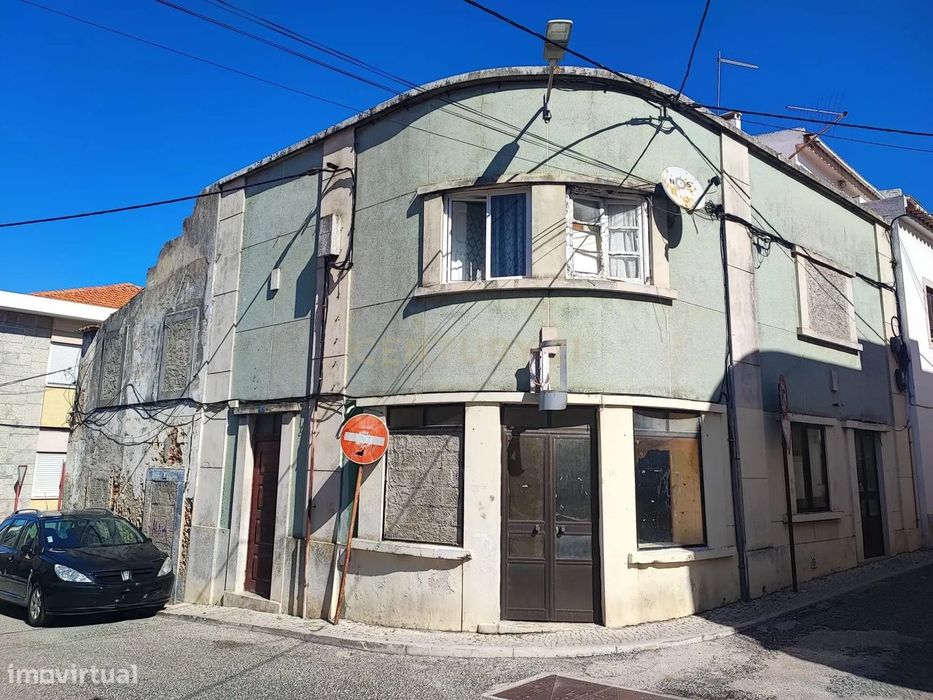 Prédio Em Propriedade Total No Centro Histórico De Peniche  Com  5 Fra