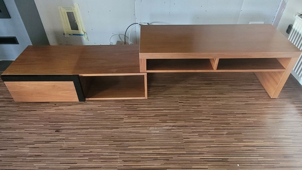 Półka RTV z regulacją szerokości.