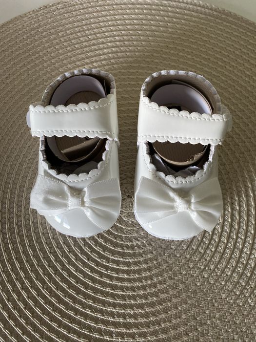 Białe buciki do chrztu lakierowane 0-6 msc
