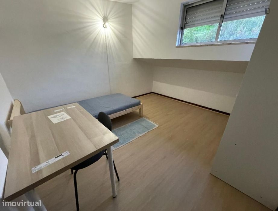 Quarto - localizado em Alta de Santa Clara Coimbra