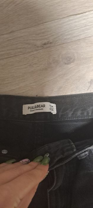 Podarte spodnie z dziurami mom jeans