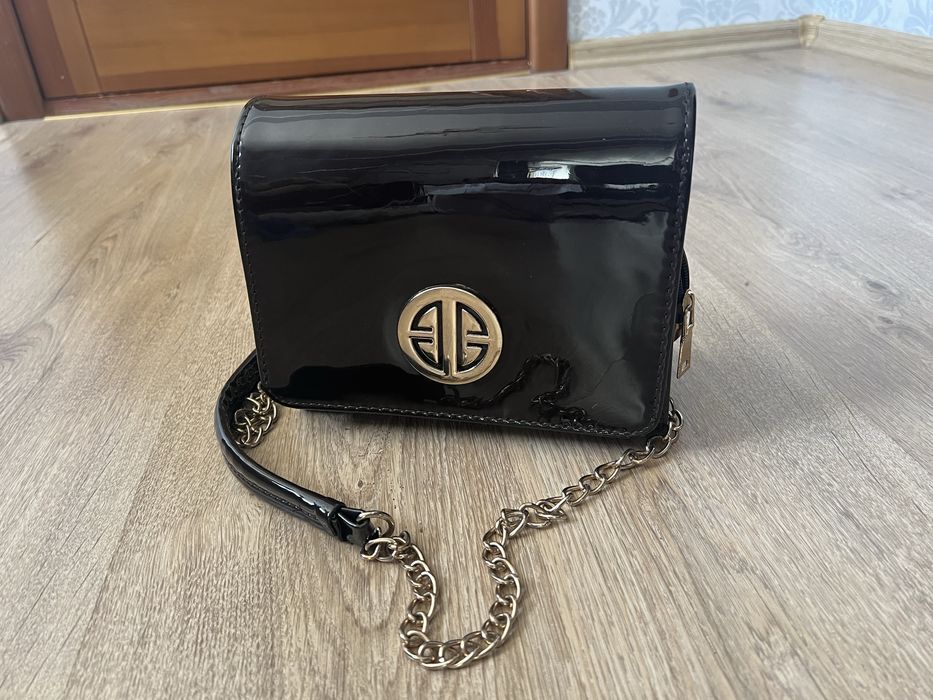 Лаковая сумка корисневого цвета