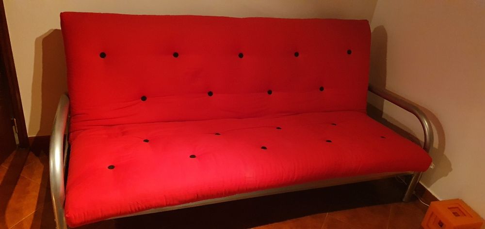 Sofá cama vermelho tecido