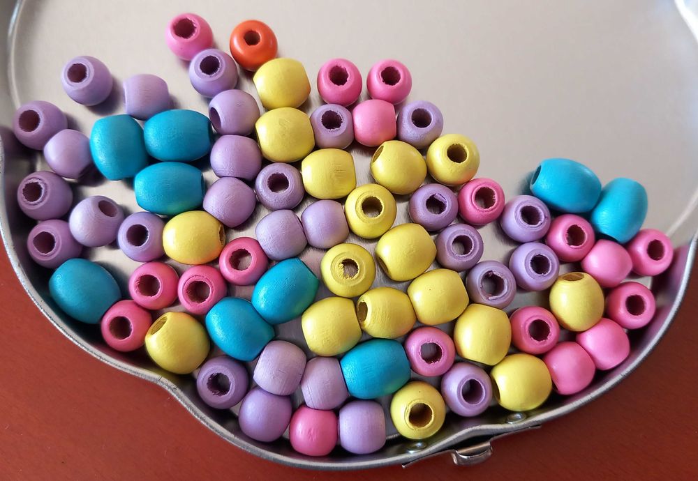 Contas coloridas de madeira