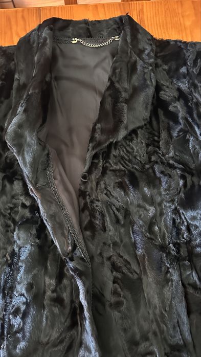"Casaco Vintage de Pele Verdadeira Astracã (Persian Lamb) – Preto - Impecável"