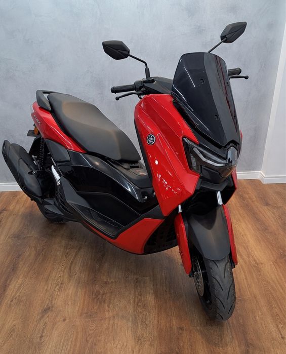 Moto Nmax Bluecore vermelha