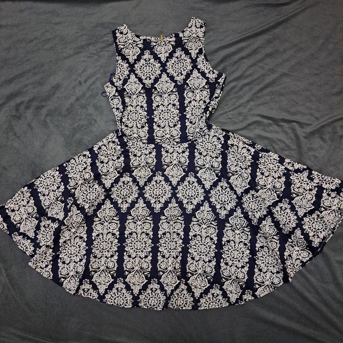 Гарна сукня для дівчинки