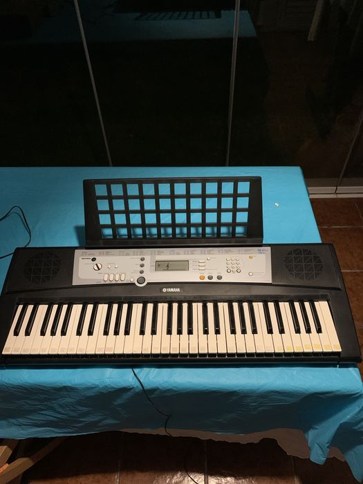 Orgão digital preto marca Yamaha