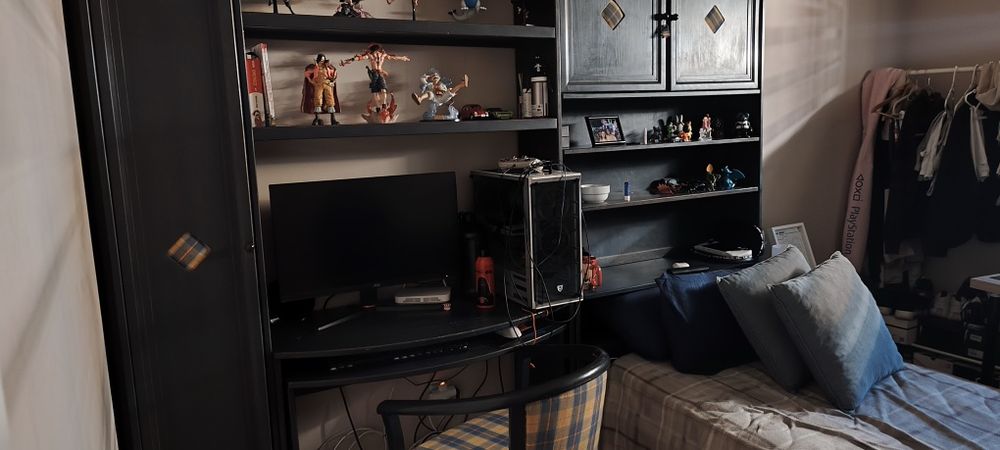 Vendo conjunto de quarto de solteiro com cómoda e mesa de cabeceira