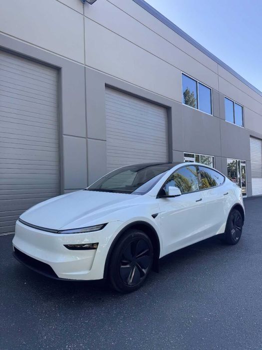 Tesla Model Y Long Range      2026