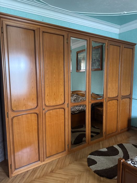 Спальня із натурального дерева в ідеальниу стані