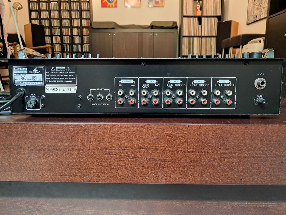 Mesa de mistura Dj analógica Monacor MPX 7500 com 4 canais