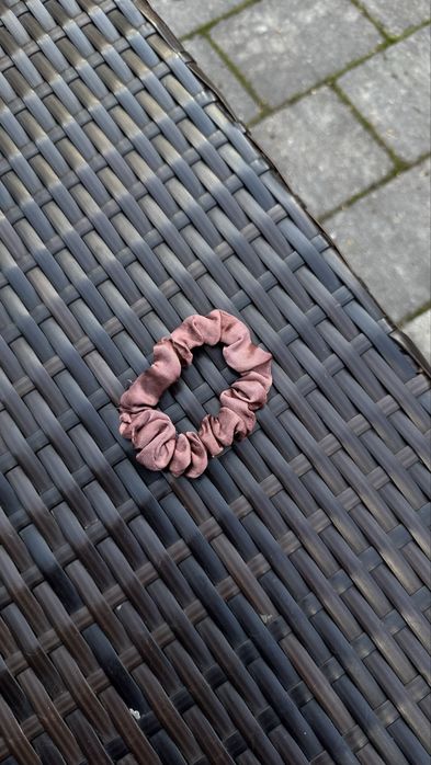 Gumka do włosów scrunchie satynowa różowa pudrowa marszczona elegancka jedwabna