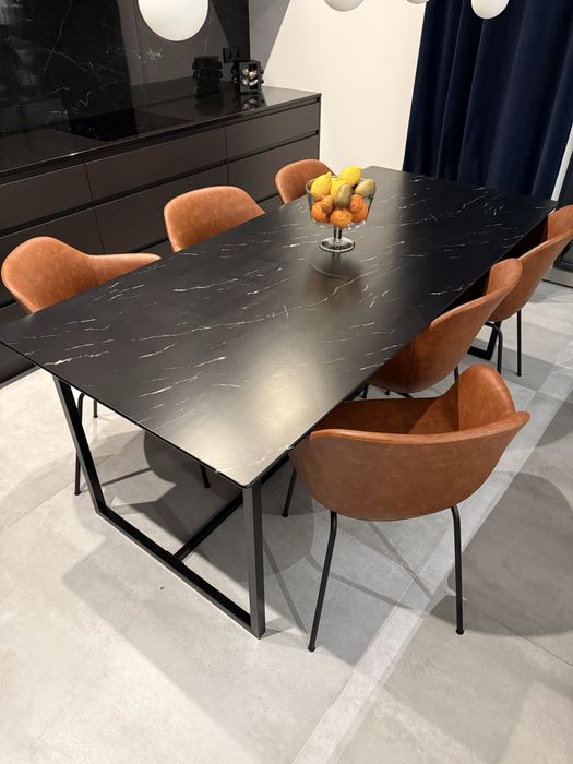 Stół czarny wygląd marmuru