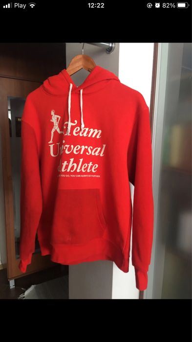Czerwona bluza z kapturem
