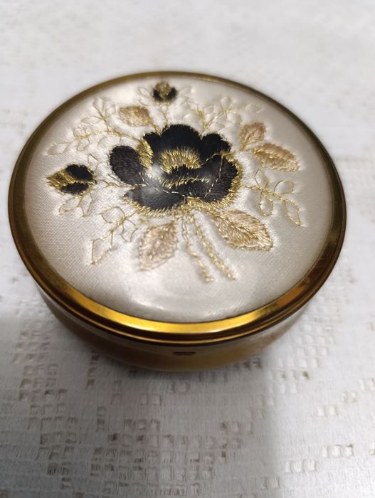 Вінтажна латунна скринька.