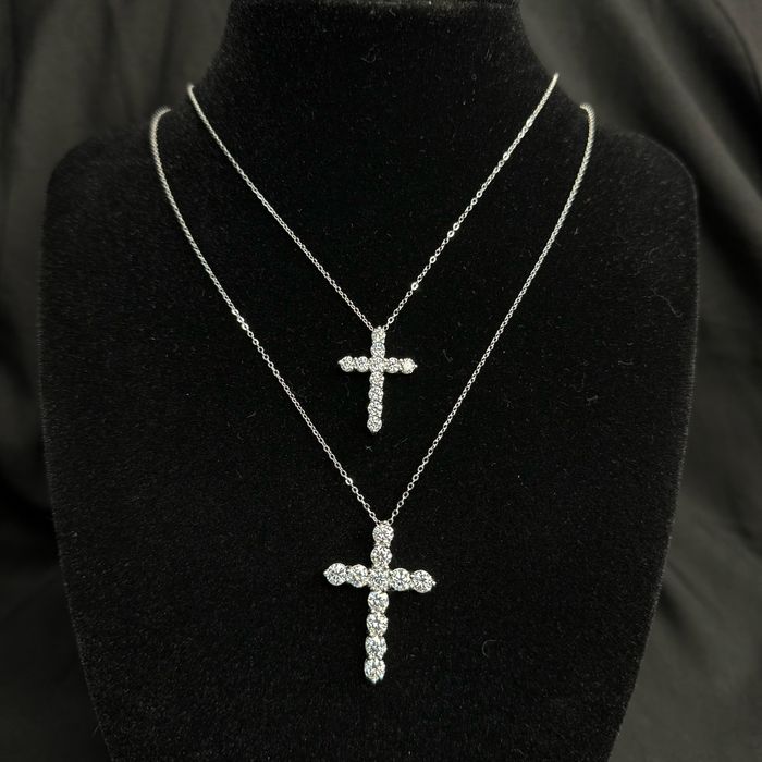 Хрестик із муассанітами 1.1 та 3.3 ct