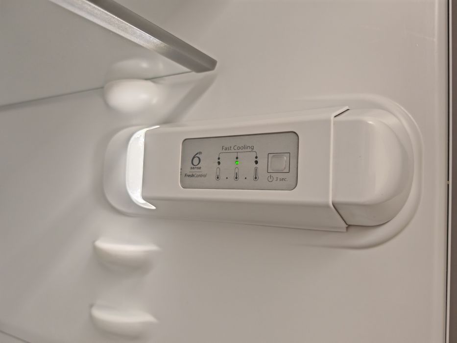 Biała lodówka chłodziarko-zamrażarka Whirlpool 6-ty zmysł