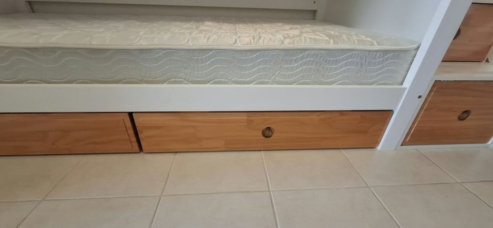 Beliche com escadas, 6 gavetas e 2 colchões — apenas 7 meses