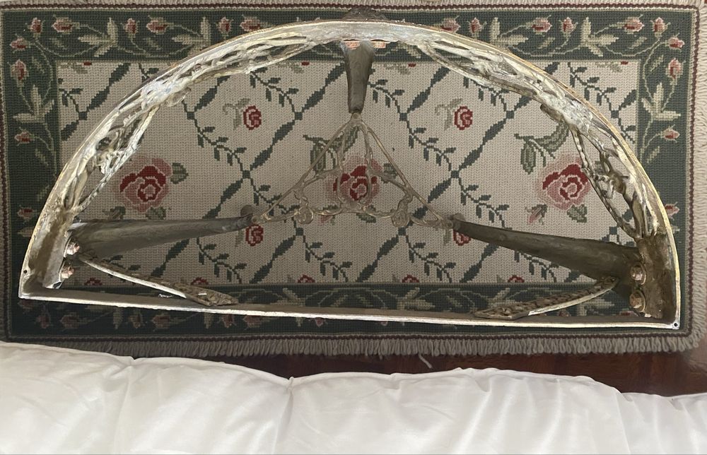 Mesa de Entrada / Hall com Tampo em Mármore e Pés em Latão